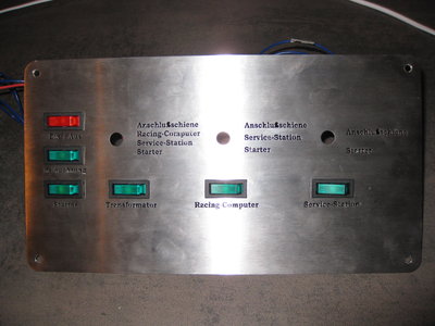 Vorderseite Frontplatte mit beleuchteten Kippschaltern.