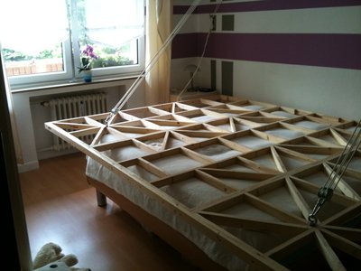 Nackte Unterkonstruktion links, mit Zugsystem an der Wand