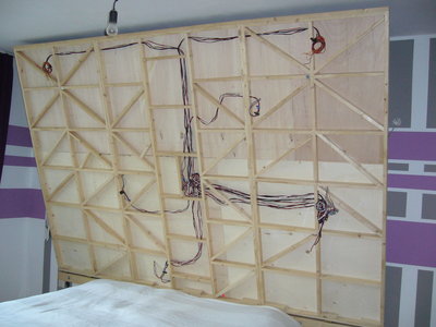 Unterseite mit Verkabelung