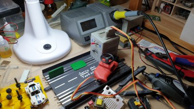 20210110_160137.jpg (2.72 MiB) 4708 mal betrachtet So. Mit Regler, umschaltbar von A auf B, Plättchen zum Unterlegen und Festklemmen des Chassis, für Hindi. Alles dabei. Laaaaft.