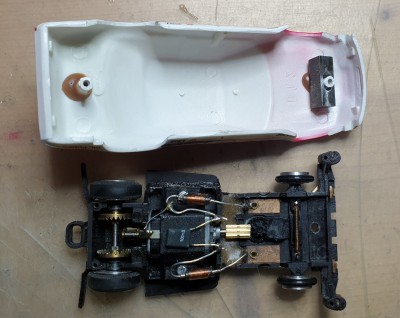 Befestigung mit zwei Stehbolzen. Gewicht wieder auf vorderen Stehbolzen gesteckt