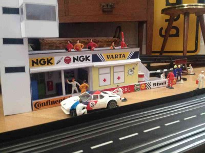 klein-IMG_3926.JPG (34.86 KiB) 2110 mal betrachtet Die Mechaniker richten noch die Hinterachse..