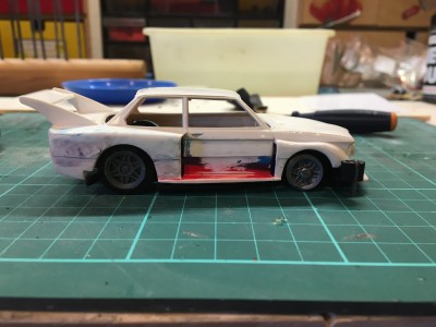 8A507749-03F9-4F1C-A1C0-F2E0C0D5671B.jpeg (1.88 MiB) 4279 mal betrachtet Heck und Front erwärmt und hochgezogen. Trotzdem noch die Radkästen ausgedremelt.