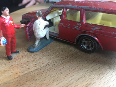 IMG_1723.JPG (1.84 MiB) 8355 mal betrachtet Heinz und Franz wollen los- aber der Blinkrelais im alten Volvo geht <br />irgendwie nicht- 20 min gefummel dann sind sie endlich unterwegs.