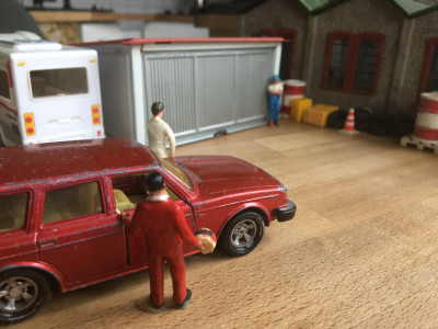 IMG_1726.JPG (2.33 MiB) 8355 mal betrachtet Endlich an der Halle angekommen, wartet der Sammler <br />bereits länger an der Garage. Heinz ist schon ganz aufgeregt. Der Hof sieht etwas heruntergekommen aus....