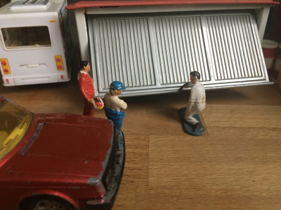 IMG_1730.JPG (2.17 MiB) 8355 mal betrachtet Das Tor klemmt etwas- die Spannung steigt -hoffentlich ist der angekündigte <br />Wagen nicht total verrostet.!