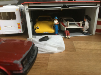 IMG_1733.JPG (1.93 MiB) 8355 mal betrachtet Heinz schaut natürlich als erstes nach den hinteren Abstandshaltern. -Alles OK! Sehr gut. Selbst die hinteren Reifen<br /> machen einen guten Eindruck . Das haben die beiden so nicht erwartet. Mal sehen wie der Karosseriezustand im ganzen ist.