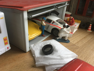 IMG_1734.JPG (2.09 MiB) 8355 mal betrachtet Mühsam und vorsichtig schieben sie den Wagen ans Tageslicht-Wow die Karosserie ist super erhalten-nirgendwo Kratzer oder Unfallschäden. Der Sammler sagt, dass er nie eine Unfallsituation verwickelt war und immer sehr auf den Wagen geachtet hat.