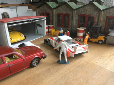 IMG_1735.JPG (1.93 MiB) 8355 mal betrachtet Franz holt Sprit, denn sie wollen einen Startversuch wagen- Der Verkäufer meint, er sei noch vor 3 Wochen anstandslos angesprungen.