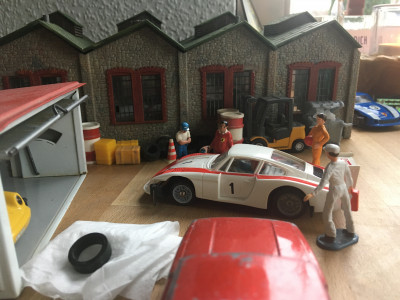 IMG_1737.JPG (2 MiB) 8355 mal betrachtet Tatsächlich- der Motor springt sofort an. Nun wird es ernst- Heinz ist sehr interessiert. <br />Hoffentlich hat der Verkäufer nicht zu hohe Preisvorstellungen, in der Garage <br />hat er auch noch einen kompletten Satz guter Reifen erspäht.