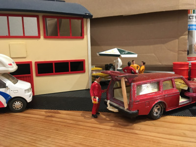 IMG_1960.JPG (1.83 MiB) 8015 mal betrachtet Endlich bei Heinz an der Halle angekommen sehen sie dass die Kollegen sich schon einen netten Tag machen- Thomas hat einen Kasten SCHLAPPE SEPPEL mitgebracht und so kommen Heinz und Franz kaum dazu den Trailer klar zu machen. Die Winde klemmt nämlich noch etwas und dann findet Heinz die Auffahrrampen nicht.