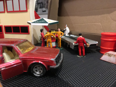 IMG_1961.JPG (2.41 MiB) 8015 mal betrachtet Nach einem Bierchen gehen sie daran den alten Trailer rauszuziehen.