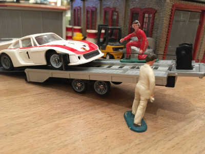 IMG_1968.JPG (1.95 MiB) 8015 mal betrachtet Die Winde Knarzt und knirscht aber nach einigen Minuten ist der Fang verladen.