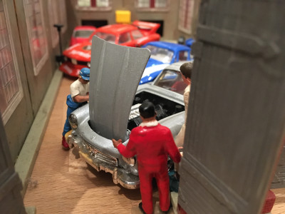 IMG_1971.JPG (2.18 MiB) 8015 mal betrachtet Mann der Motorraum sieht ja echt mächtig aus die beiden Staunen- aber insgeheim ist Heinz total glücklich mit seinem Kauf und möchte eigendlich nur so schnell wie möglich nach Hause.