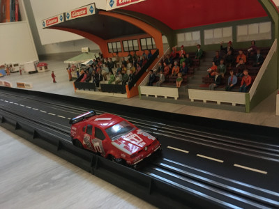 Der Alfa 155 in vorderer Position während des Rennens in der Gegengerade vor der Nordtribühne