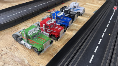 20250627_15-55-29_M-Ip_7818.JPG (2.57 MiB) 760 mal betrachtet Trucks in Fehlfarben, ultrarar....