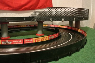 Abflugsicherung und Bandenwerbung