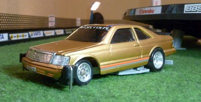 Kalle 2.jpg (115.42 KiB) 5896 mal betrachtet "Ist der geil! Stierledersitze, getuned auf 300 PS, Junge ich sachs Dir, da trittste nur einmal gaaanz vorsichtig aufs Gas, und bäääng haste die Schallmauer gebrochen! Das ist wie mit ner Olle, man kann mal dieses Modell fahren oder mal jenes, maln sportliches oder nen Oldtimer, kannste dir auch mal nen Fahrzeug ausleihen, scheiß egal, oder vielleicht benötigt man ja auch mal einen Kleinbuus, hm für nen Ausflug odern Umzug oder so. Aber Du brauchst ein Fahrzeug, was zu Dir passt, mit Stil, eins mit Charakter - ein Baby, zum liebhaben. Du musst es pflegen, streicheln, tanken, auch Geld reinstecken, son Baby will unterhalten werden! Aber dafür bleibts vielleicht auch vielleicht bis zum Ende Deines Lebens bei Dir - Dein Eigentum!"