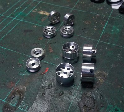 Alufelgen Servo 132 Änderungen Kugellager.jpg (3.67 MiB) 17243 mal betrachtet Rechts unten die beiden 16mm Felgen