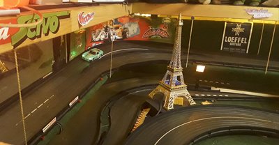 SERVO 132 k1Plus 90° Steilkurve Rufus .jpg (2.66 MiB) 8814 mal betrachtet Paris bei Servo