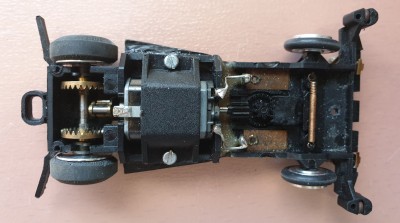 Seeeehr schmales Chassis - da wackelt außer dem Gewicht auch nix.