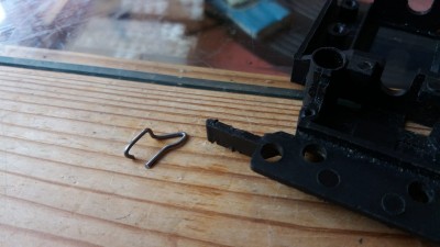 Klammer Abstandshalter Servo 132 Stacheldraht .jpg