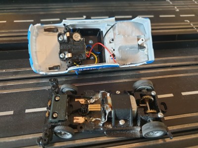 20201031_110616.jpg (4.6 MiB) 5749 mal betrachtet Verlängertes Mabuchi-Chassis, umgedrehte GTO-Brücke, damit das Gewicht erhalten bleiben kann.