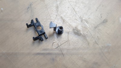 Dabei eine Spreizfeder runtergefallen. Nicht wiedergefunden. Sch...klein und dünn die Dinger.