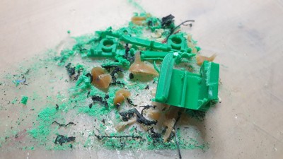 20210102_122247.jpg (2.4 MiB) 7247 mal betrachtet Akku soll unter den Auflieger. Muss erstmal einiges weg. Viel grüner Plastikstaub.