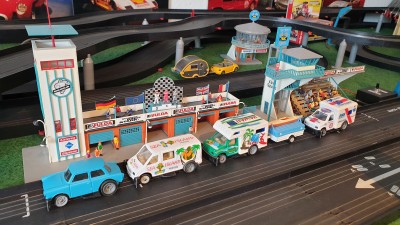 Der Sea Island ist ein Hindi, die anderen "normale" Fahrautos. Der Camper hat volles Programm mit Licht und Bremslicht im Anhänger. Noch aus Vor-ctl-gtl-gto Zeiten....