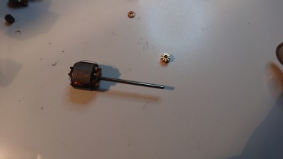 20210706_20-59-19_M__DSC_0001.JPG (4.51 MiB) 10374 mal betrachtet 01: alte Motorwelle (von Andi Wikingerkeule genannt) und Ritzel;<br />gut sichtbar: der seitliche Bund am Ritzel, den es bei normalen Slotcarritzeln so nicht gibt. Damit wird ein Luftspalt zwischen Zähnen und Käfigblech hergestellt und ein Festfressen verhindert