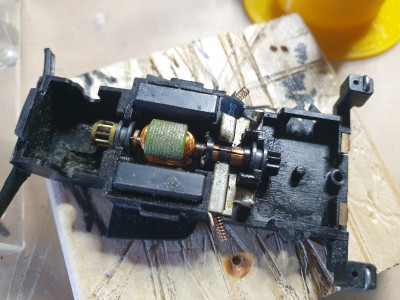 20201222_114024.jpg (3.9 MiB) 4405 mal betrachtet Im Archiv gekramt..... Halterung aufgebogen, Federn zur Entlastung etwas (nicht ganz) rausgezogen.