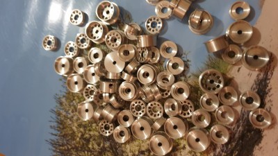 20220125_182354.jpg (2.84 MiB) 6628 mal betrachtet Bunter Alufelgen-Mix. Die vorderen für Kugellager. Normal und mit Lochdesign.